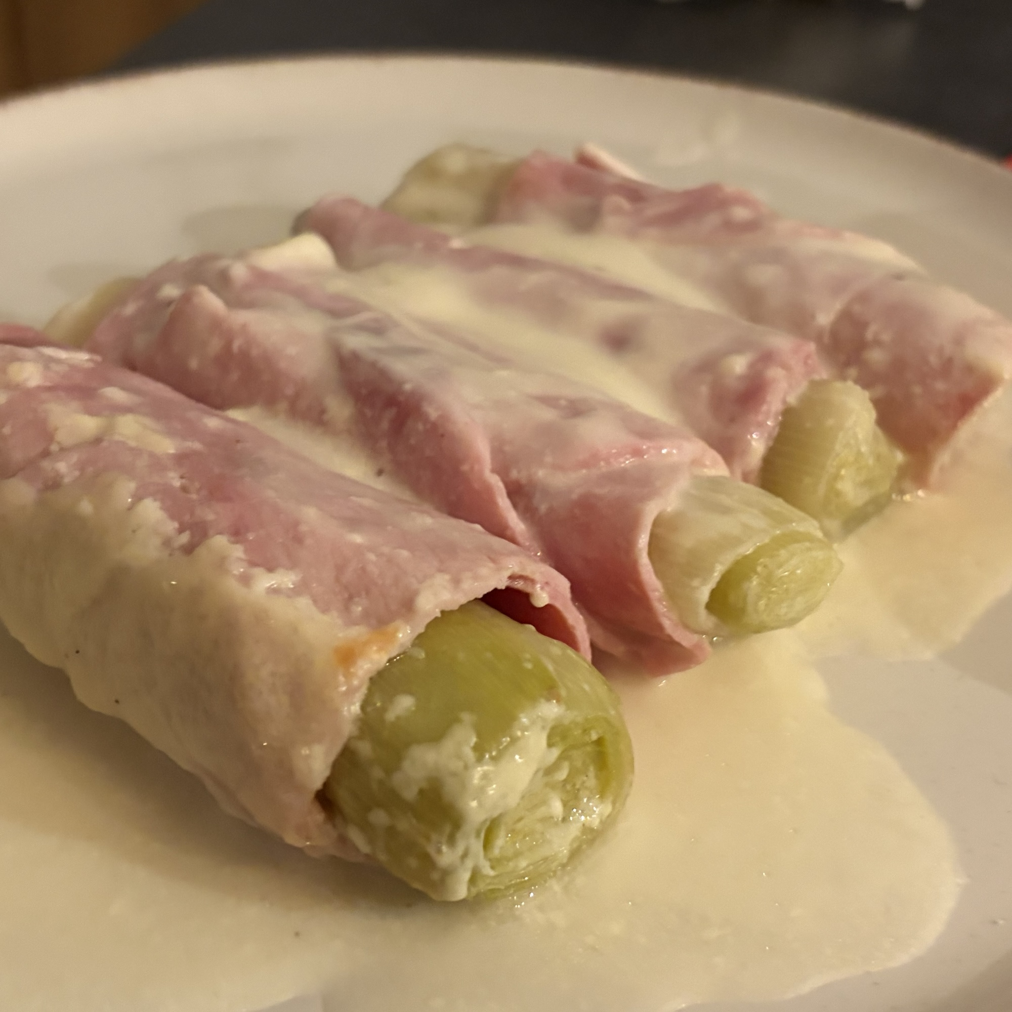 Gratin de poireaux au fromage et au jambon