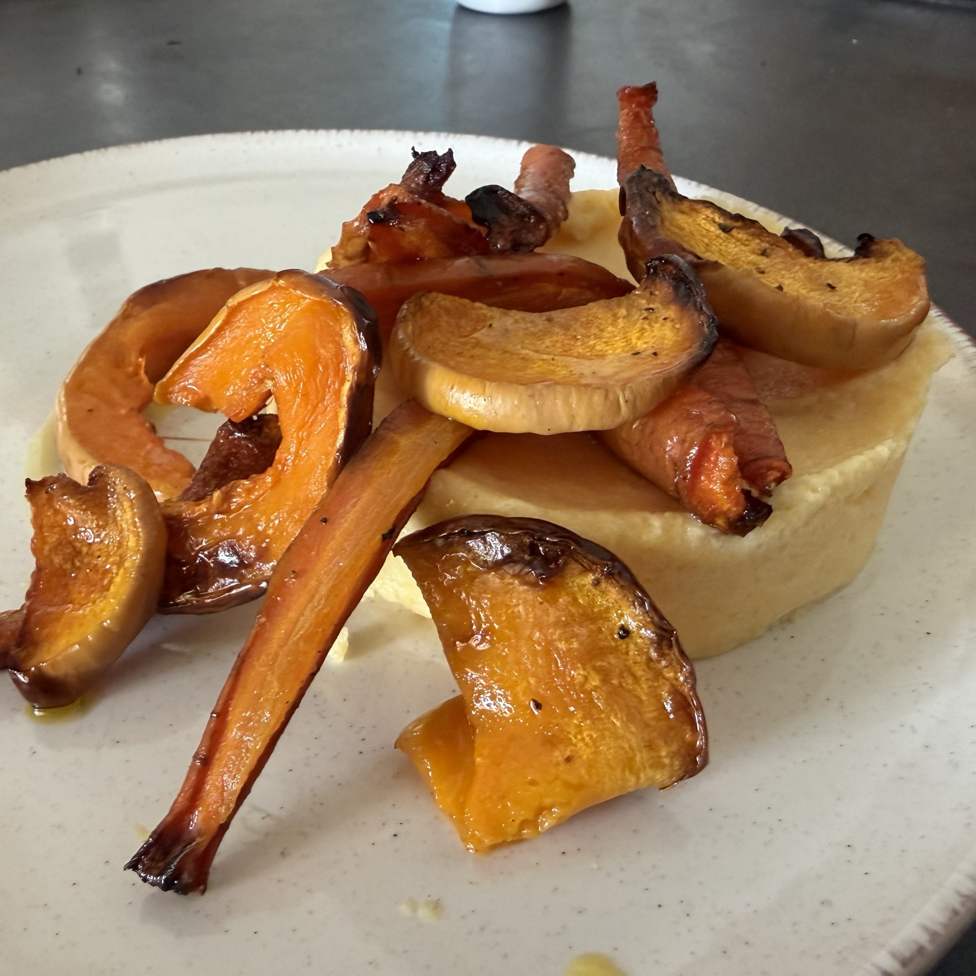 Polenta crémeuse au parmesan et légumes rôtis