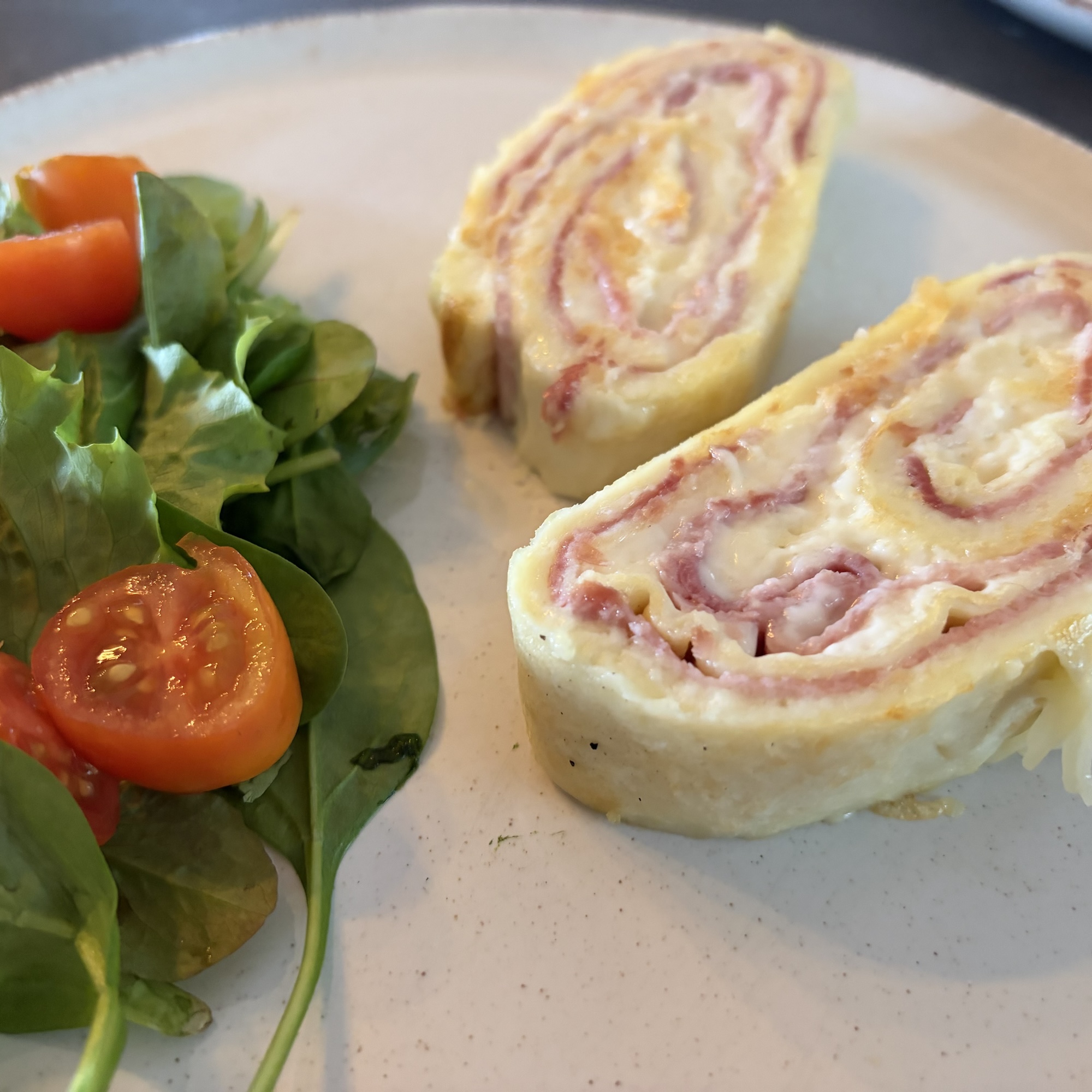Gâteau roulé à la crêpe au four jambon, fromage, béchamel