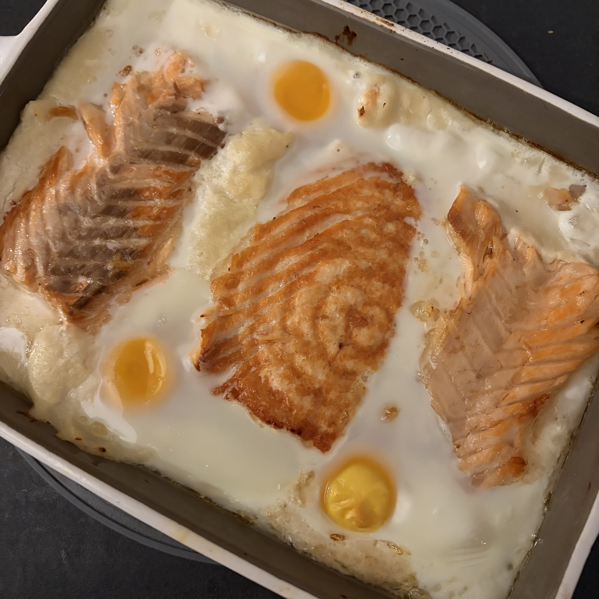 Œufs au nid à la purée de chou-fleur et pavé de saumon