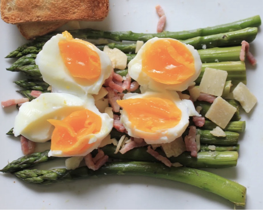 Asperges vertes, œufs mollets, parmesan et lardons