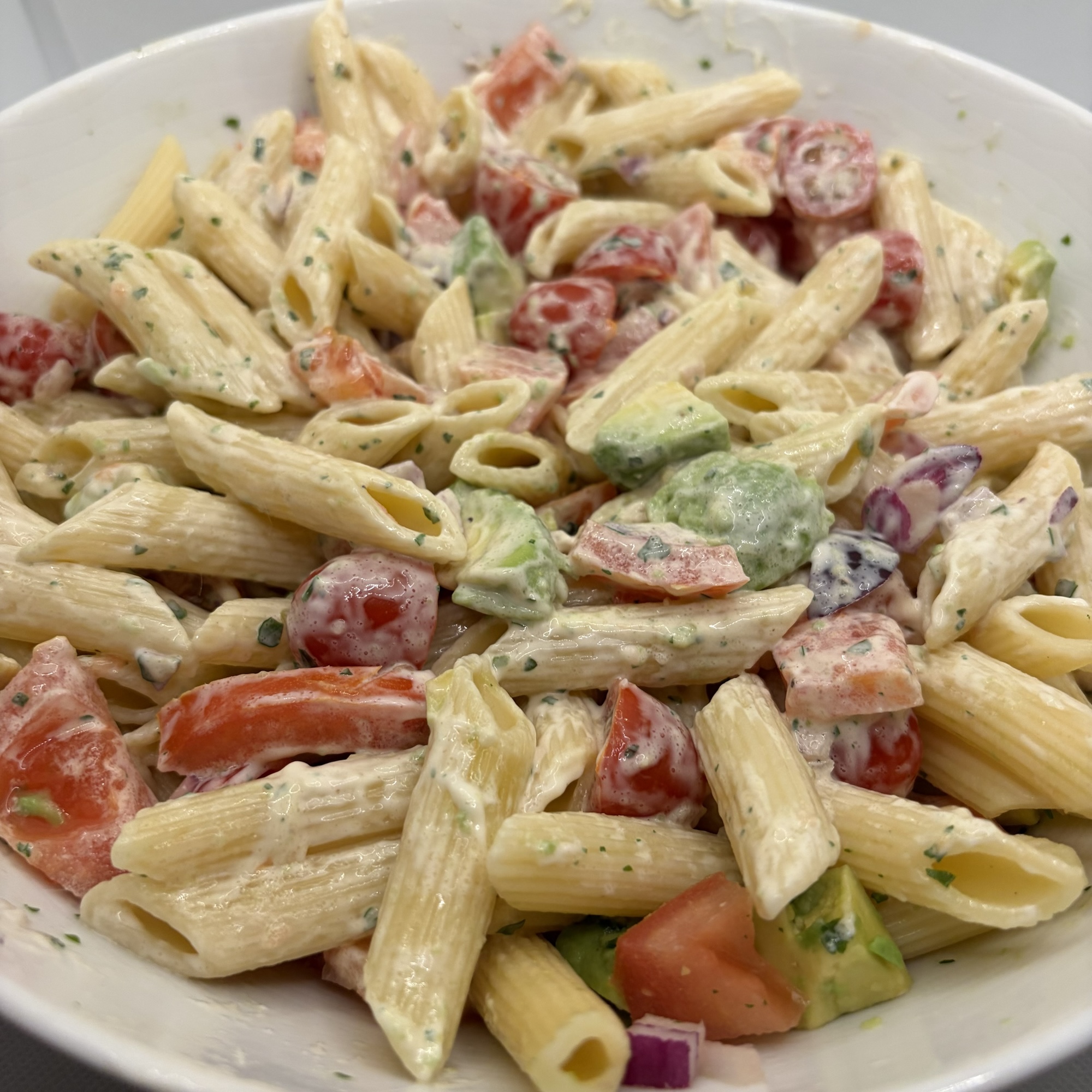 Salade de pâtes gourmande avocats-tomates