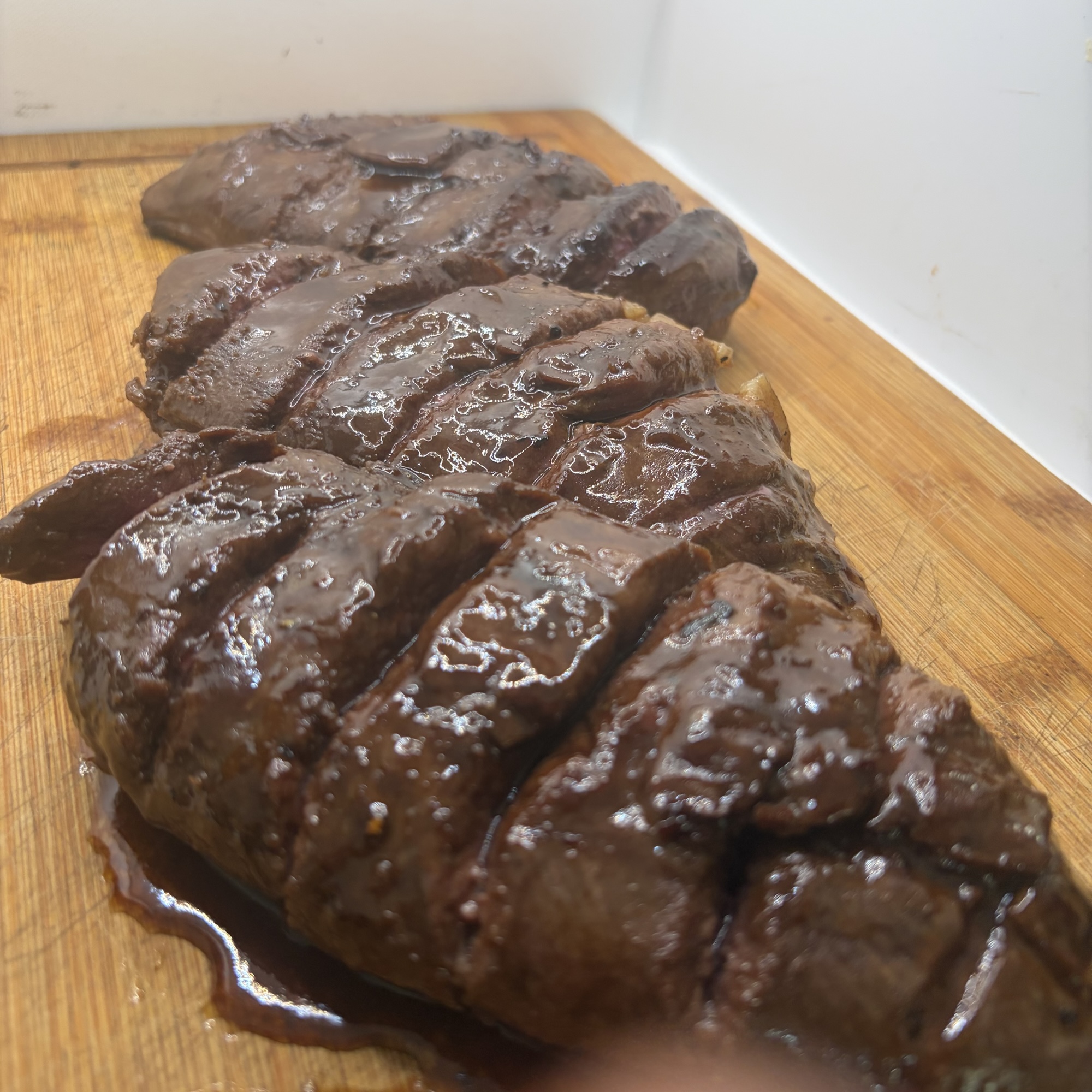 Magret de canard caramélisé au miel et balsamique : recette facile et savoureuse