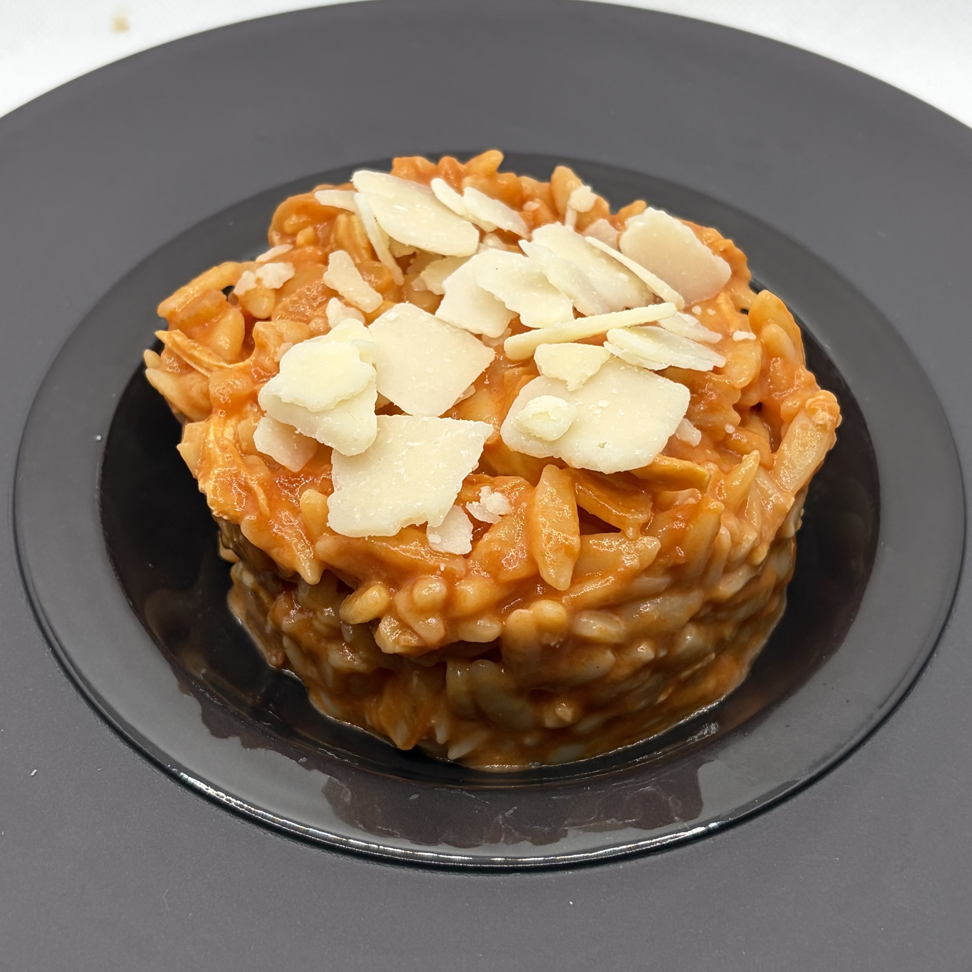 One pot au poulet, orzo, parmesan et chorizo