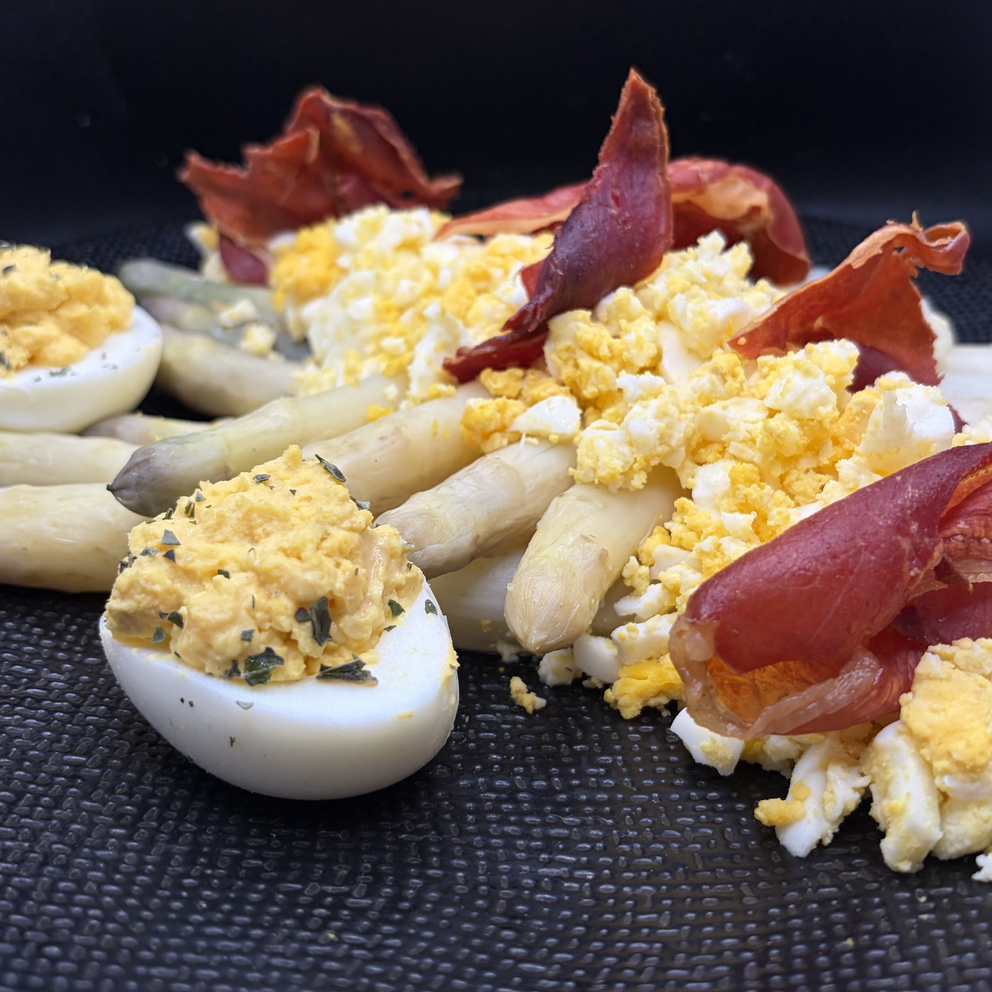 Asperges blanches, œufs mimosa & sauce mousseline 🌿