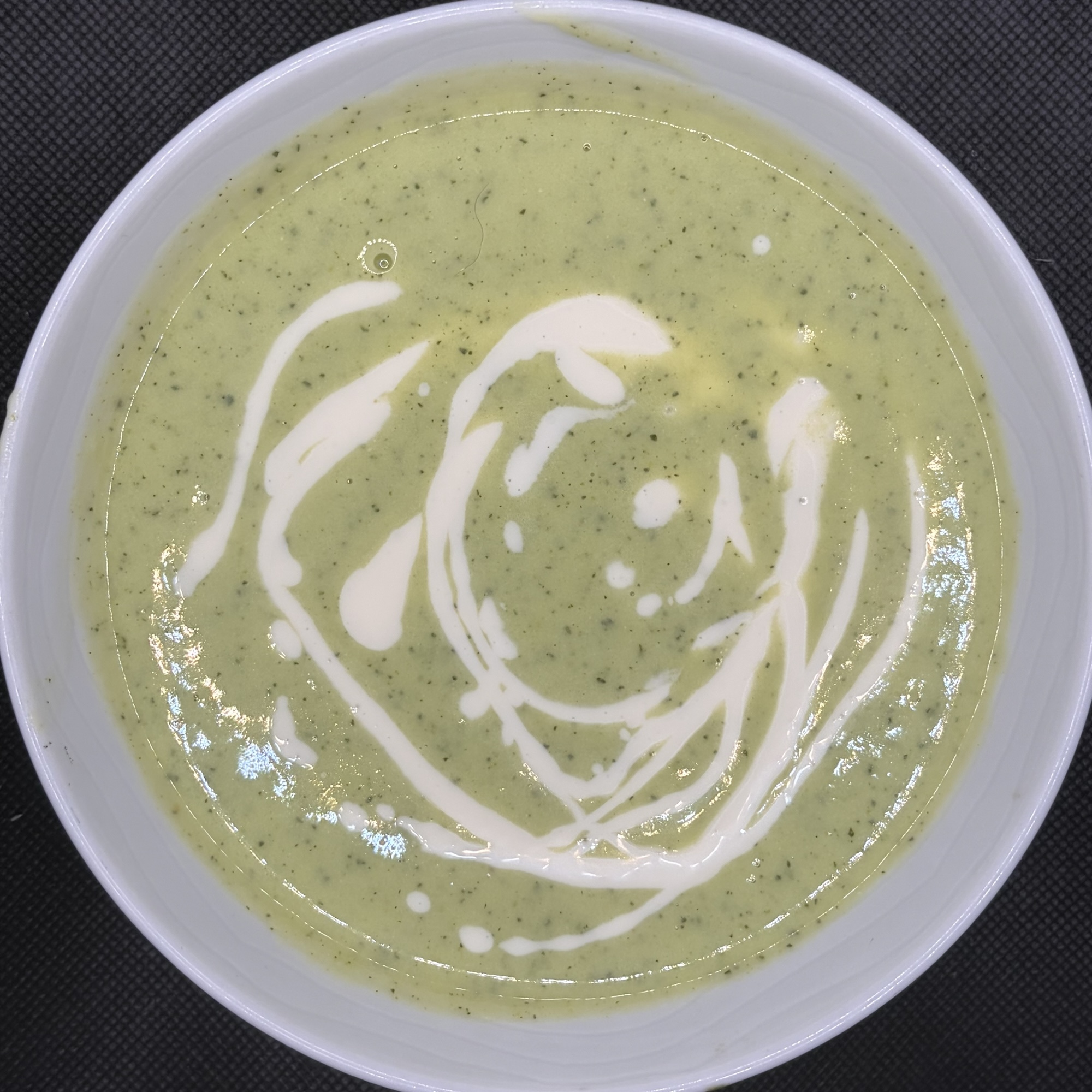 Velouté de courgette simple et léger, avec une pointe de ricotta et un bouillon de légumes