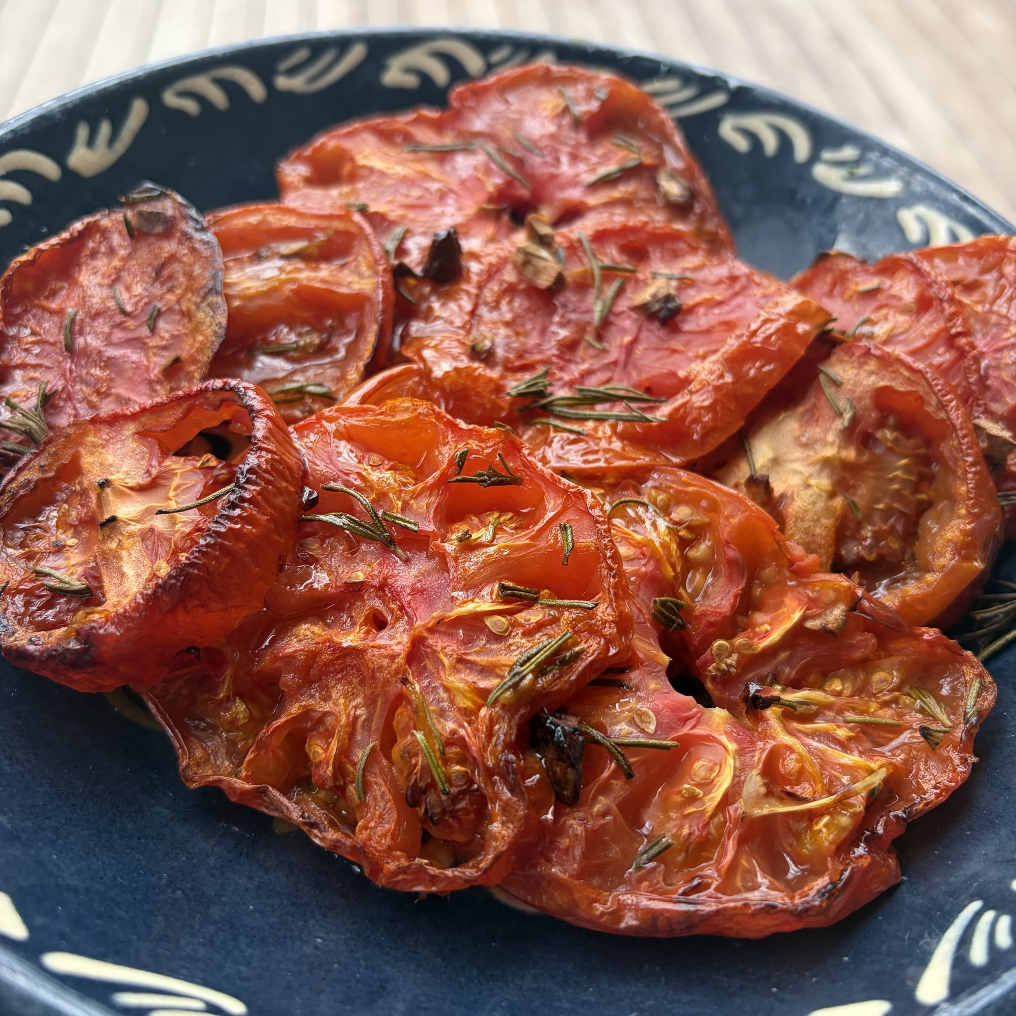 Tomates au four parfumées au romarin et ail