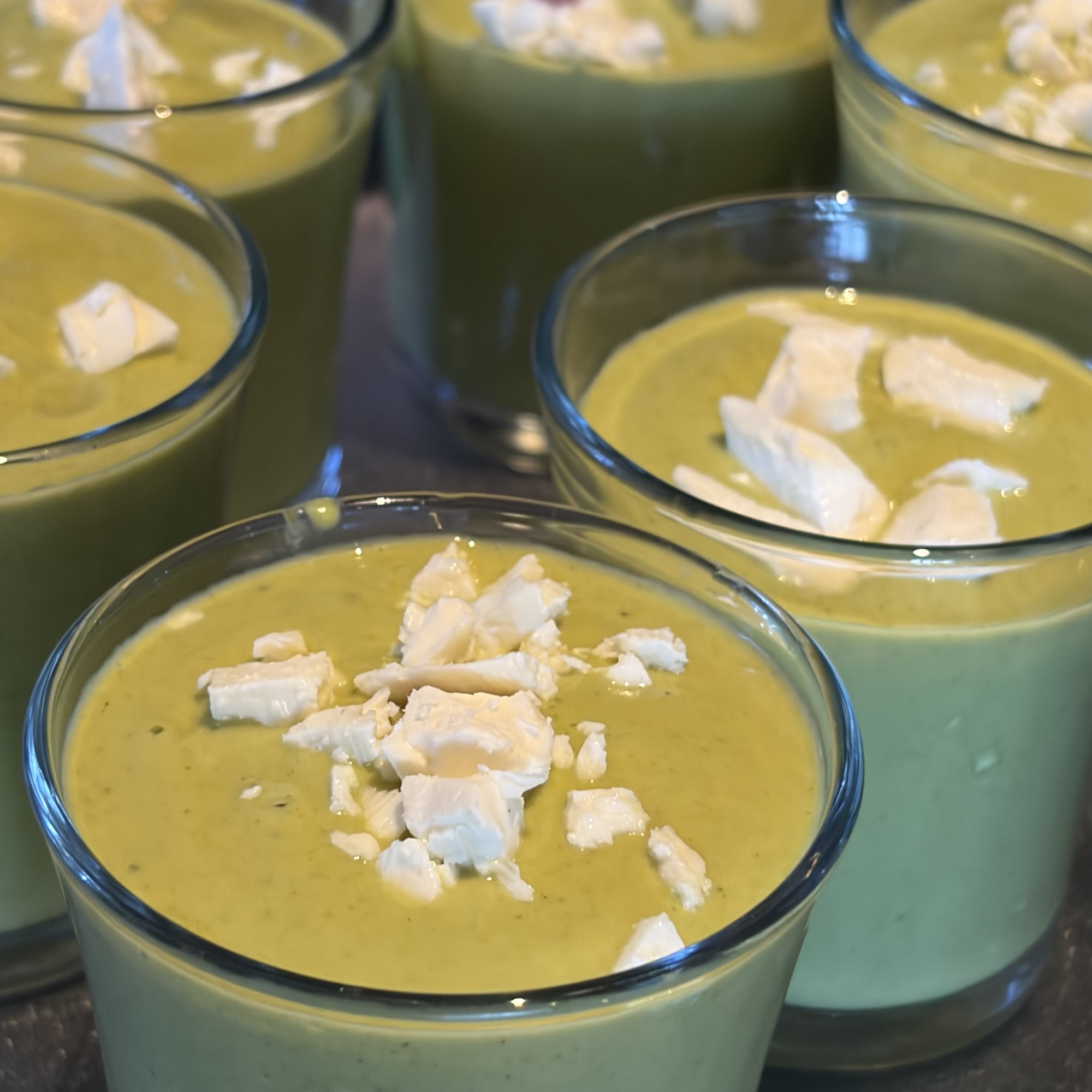 🥒 Gaspacho de courgettes au curry et à la feta