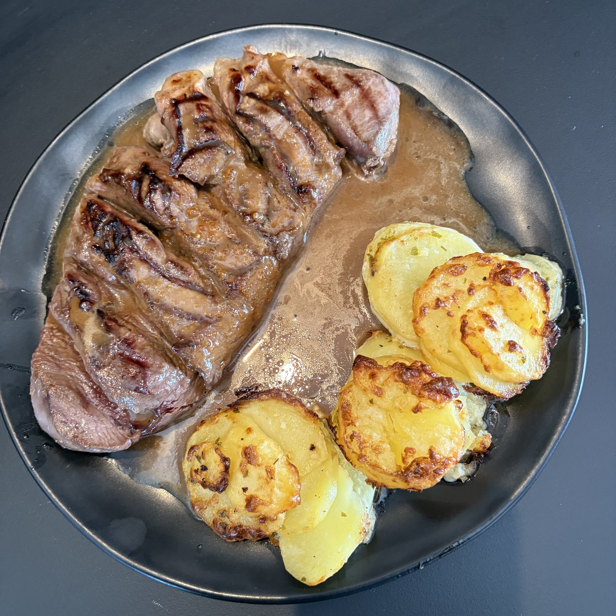 🦆 Magret de canard caramélisé au miel & soja, pommes de terre gratinées au parmesan